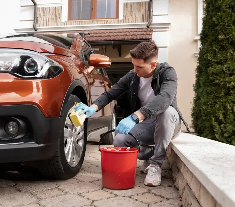 Lavage auto à domicile Saint-Crépin-Ibouvillers : professionnel intervenant sur un véhicule